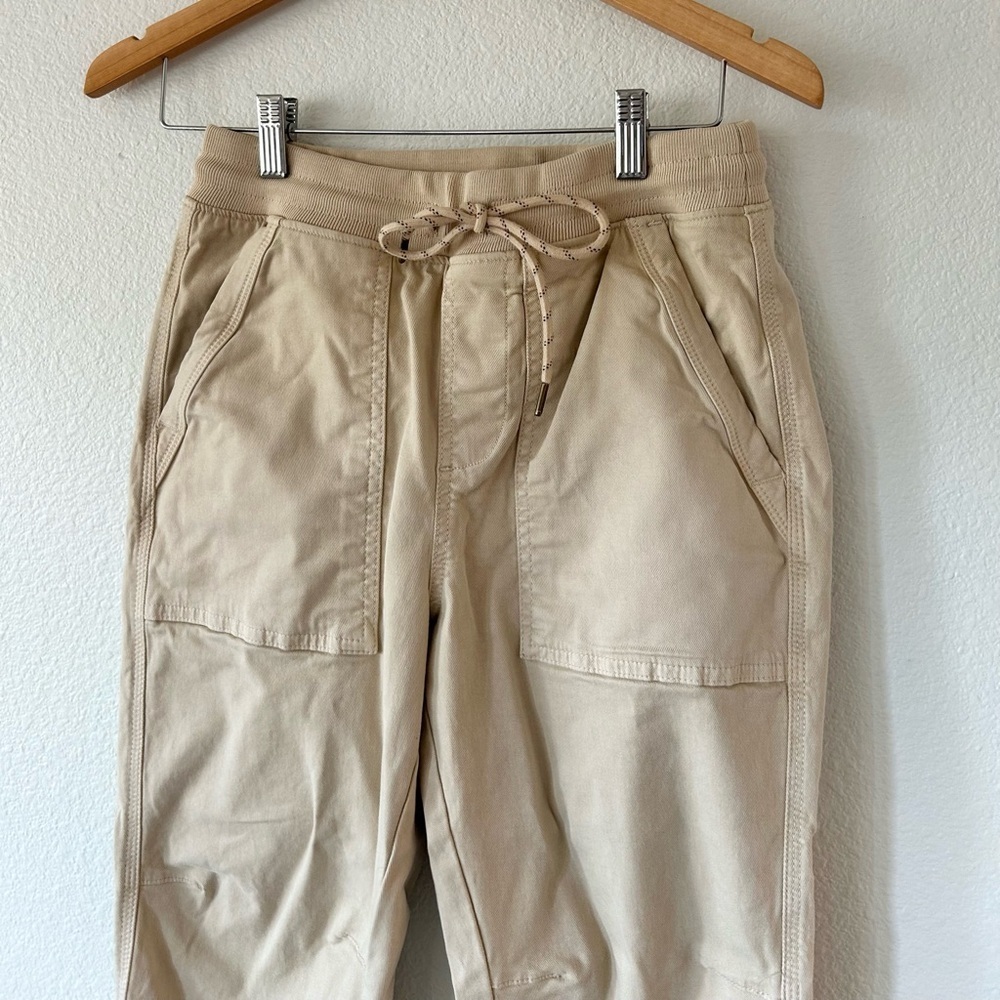 Faherty Men’s Traveler Pant in Khaki - Picture 3 of 7
